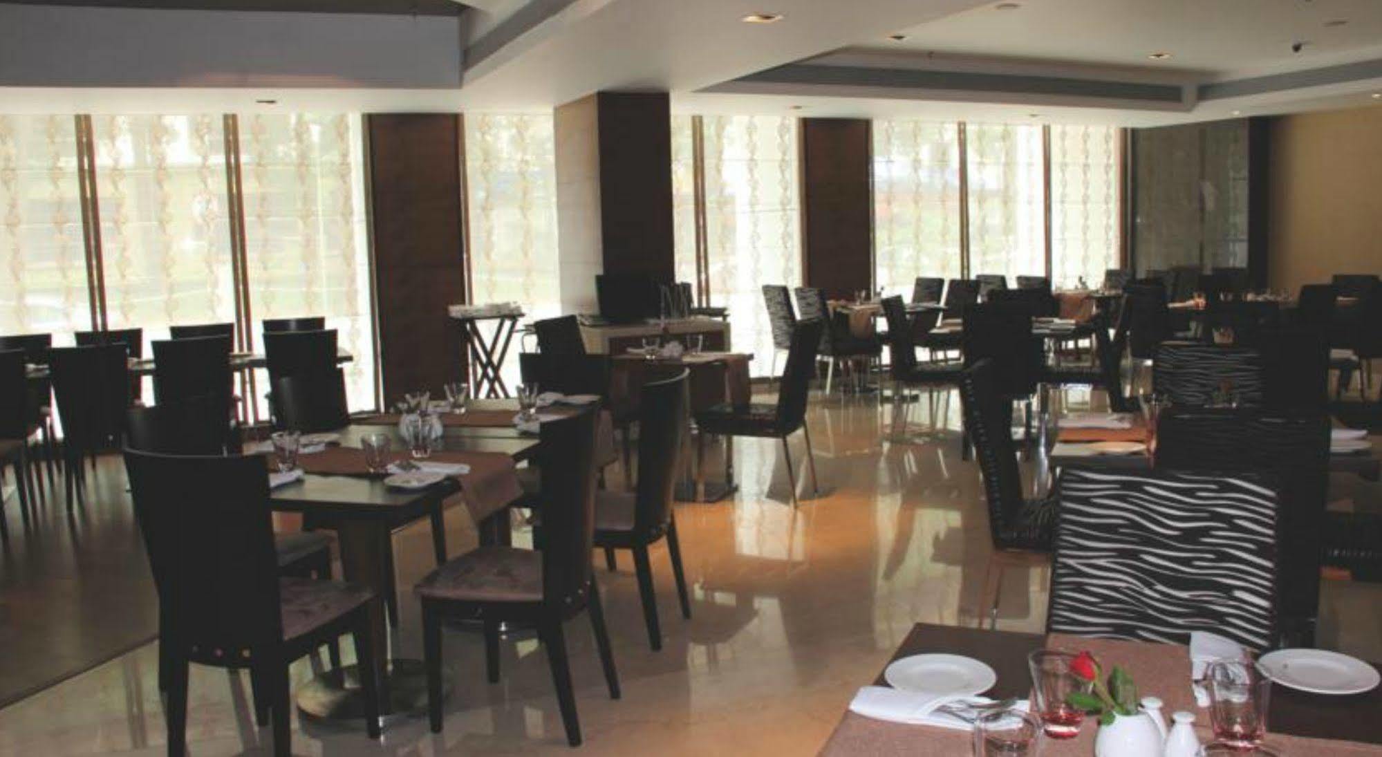 Ramada By Wyndham Navi Mumbai Hotel Kültér fotó