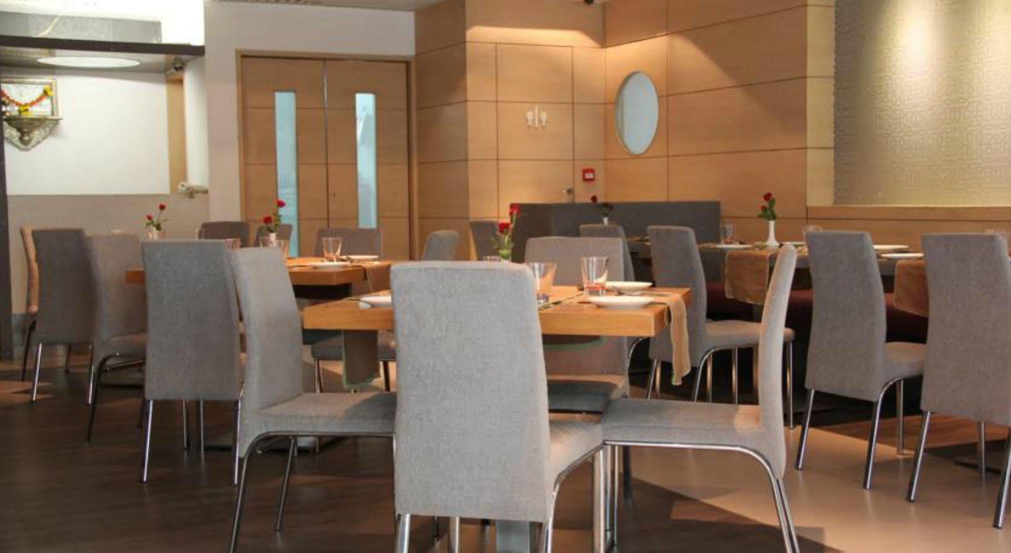 Ramada By Wyndham Navi Mumbai Hotel Kültér fotó